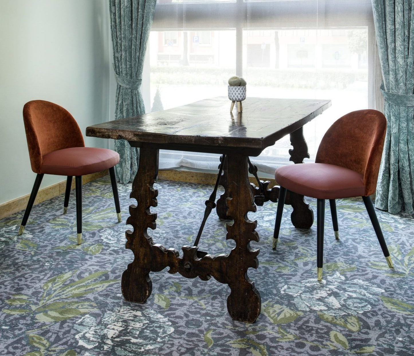 Furniture & Decor